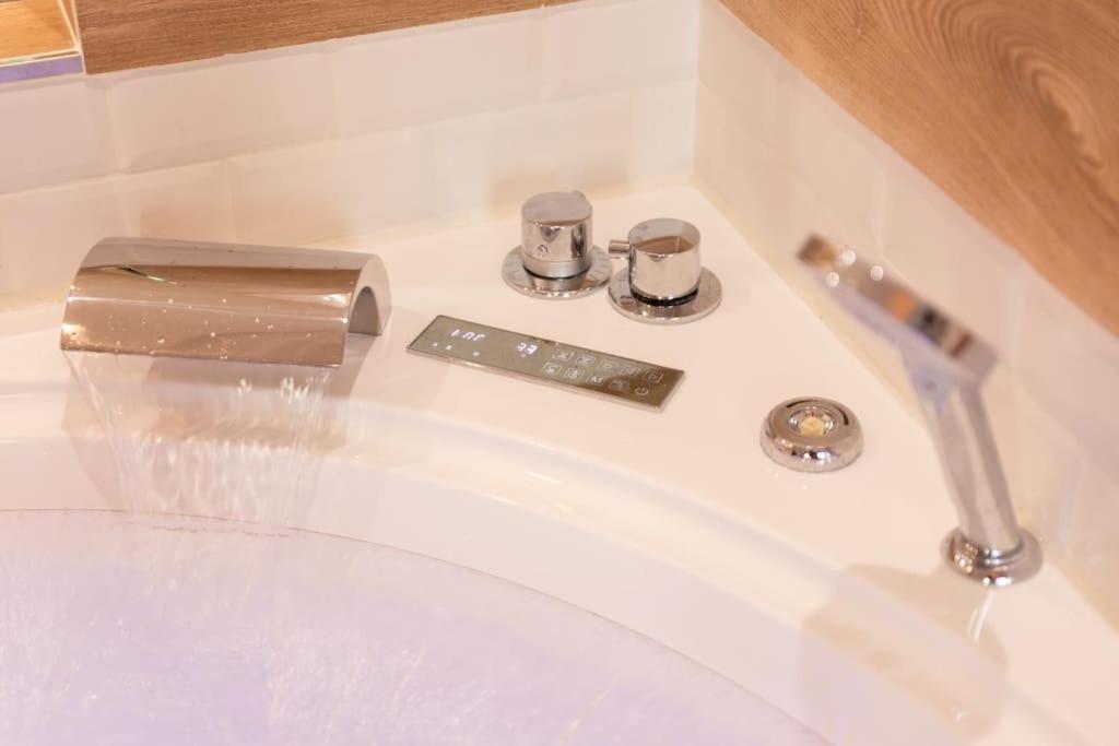 Suite Love Jacuzzi Montévrain Exteriér fotografie